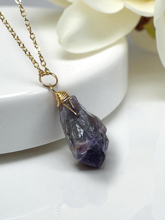 Amethyst stone necklace pendant in windsor ontario. Unique necklace in windsor ontario. Pendant necklace online in ontario. Necklace with pouch included 