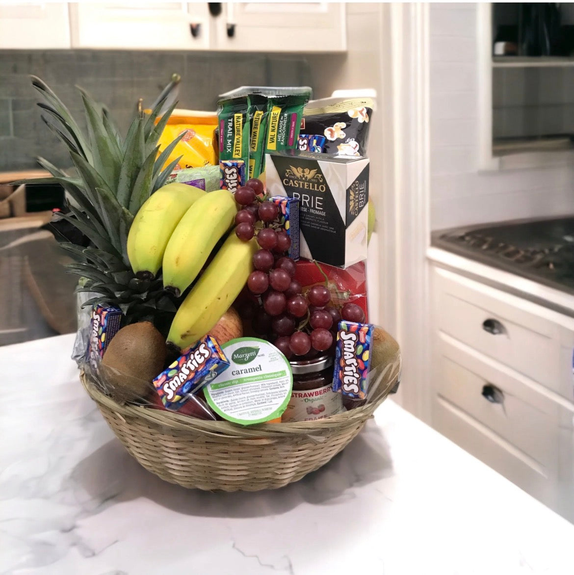 fruit Gift basket in Windsor Ontario, gourmet gift baskets for any occasion, snack gift basket in Windsor, nutritious snacks, fruit chocolate , popcorn, cheese 